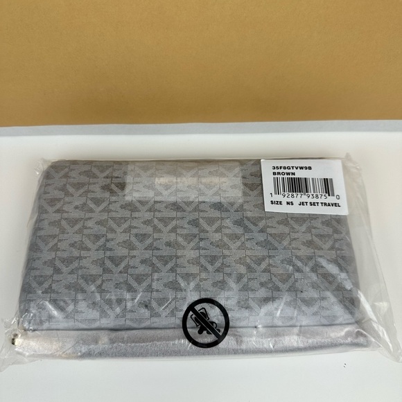 MICHAEL KORS Wallet NWT - Picture 2 of 9